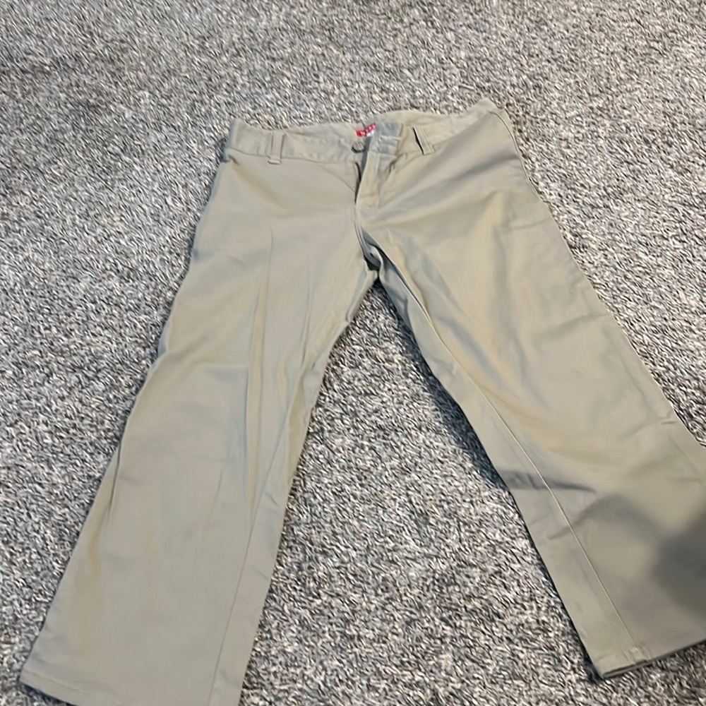 Dickies sz 7 capris- perfect condition